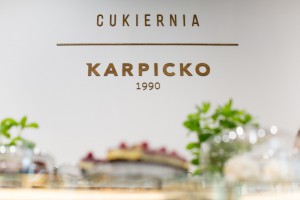 Cukiernia Karpicko - efektowne szklane gabloty i pastelowa kolorystyka