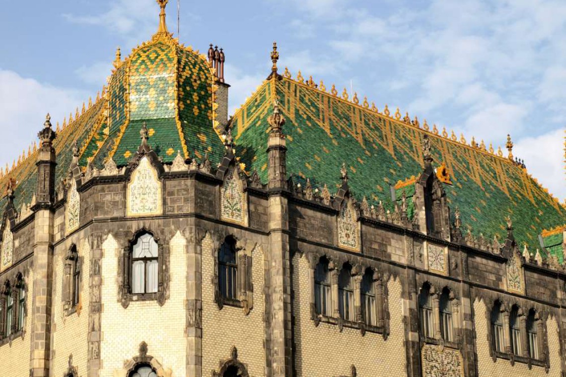 Muzeum Sztuki Użytkowej w Budapeszcie to przykład wpływu ceramiki Zsolnay na projektowanie... dachów! / Fot. Wikimedia Commons Filiżanki wpływają na architekturę? Potwierdza to historia tej marki