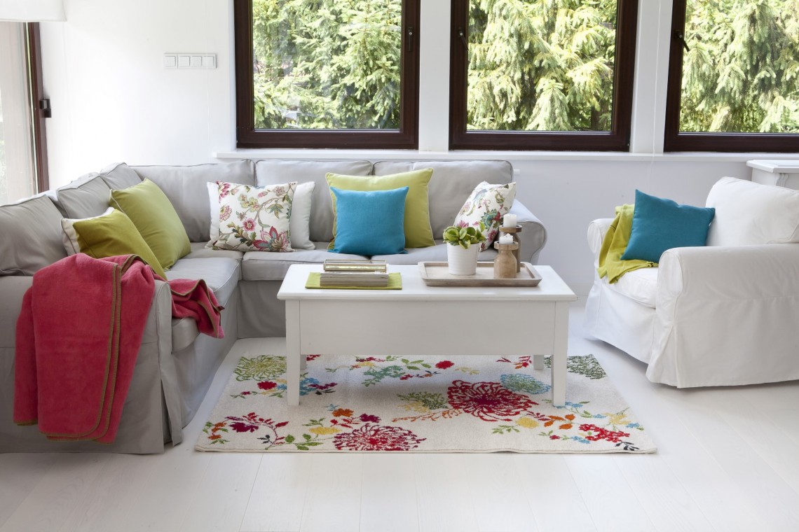 Dywan Modern Flowers cream fot. mat. prasowe Dekoria.pl Na ludowo, czyli najmodniejszy deseń tej wiosny