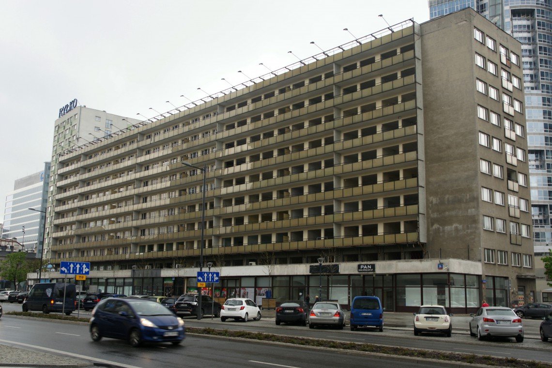 Rozbiórka budynku przy ul. Świętokrzyskiej Zburzą 10-piętrowy biurowiec w centrum Warszawy. W jego miejsce stanie wieżowiec