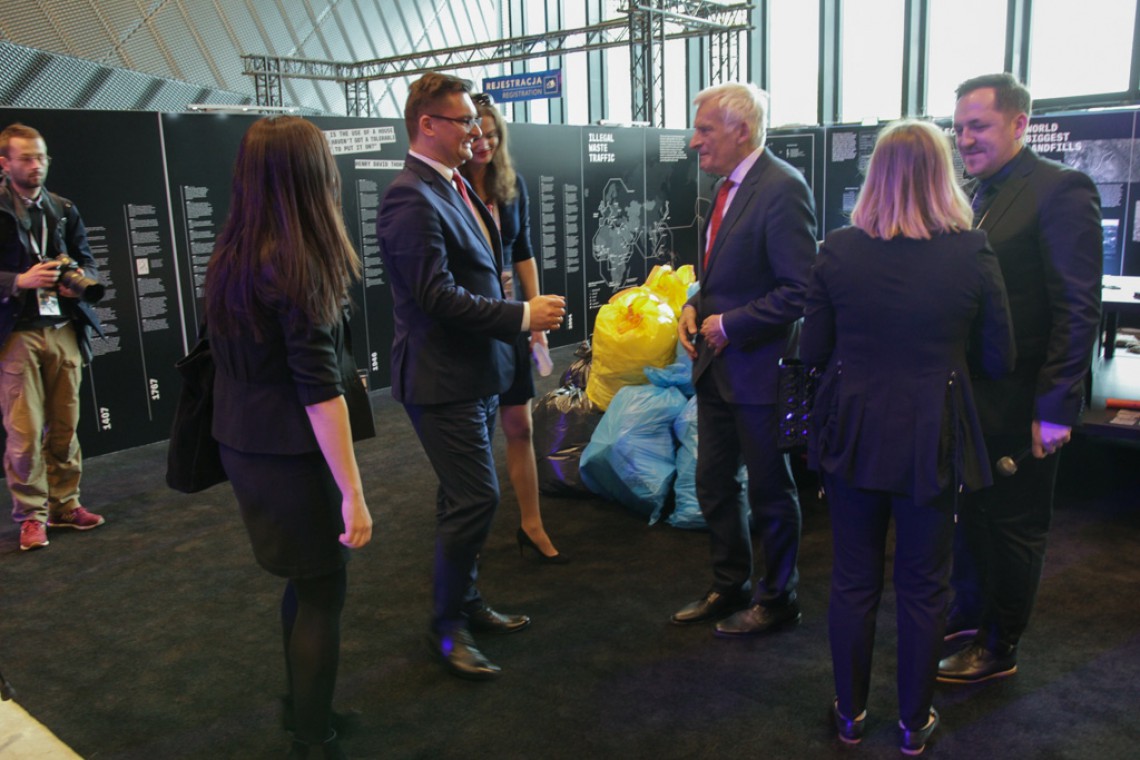 Profesor Jerzy Buzek oraz prezydent Katowic Marcin Krupa otwierają wystawę Hugona Kowalskiego i Marcina Szczeliny Let’s talk about garbage, fot. Michał Oleksy Po Wenecji i Brukseli czas na Katowice. Niezwykła wystawa w trakcie Europejskiego Kongresu Gospodarczego