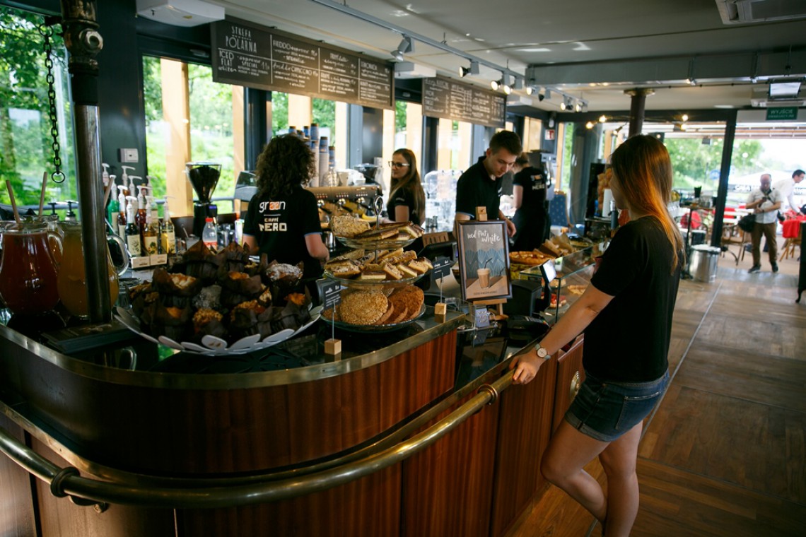 Green Caffè Nero na bulwarach wiślanych fot. mat. prasowe W tej kawiarni poczujesz się jak na statku. Green Caffè Nero na bulwarach wiślanych
