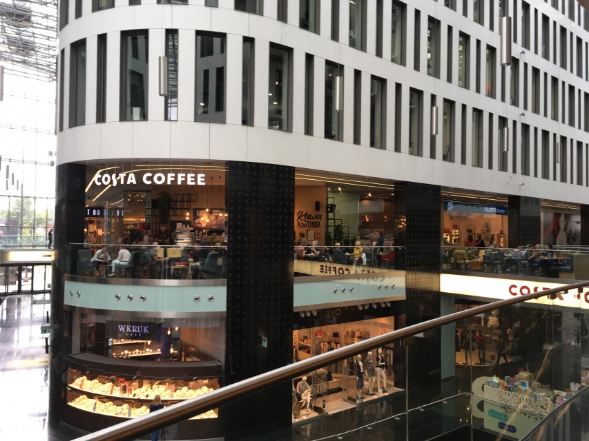 Odmieniona Costa Coffee w warszawskim centrum. W designie dominuje zieleń