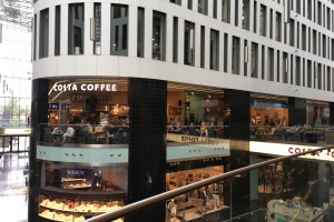 Odmieniona Costa Coffee w warszawskim centrum. W designie dominuje zieleń