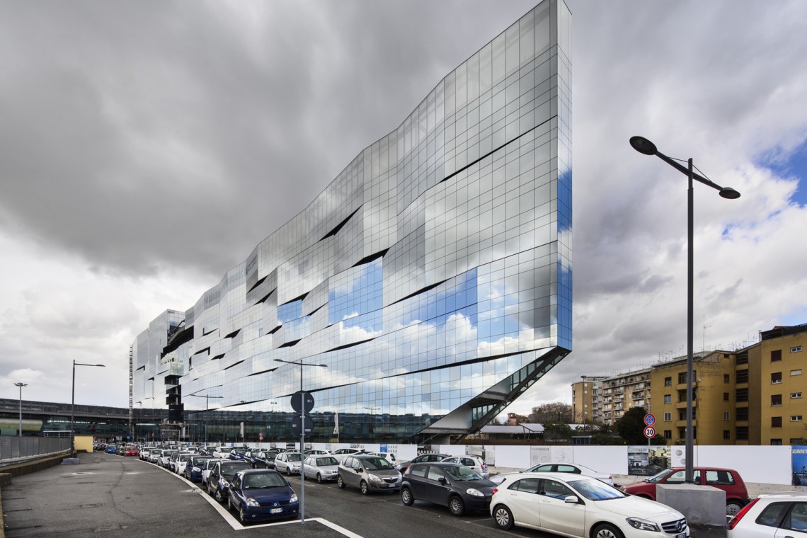 Gra kolorami i refleksami na elewacji siedziby BNL-BNP Paribas fot. luc_boegly Gra kolorami i refleksami na elewacji siedziby BNL-BNP Paribas