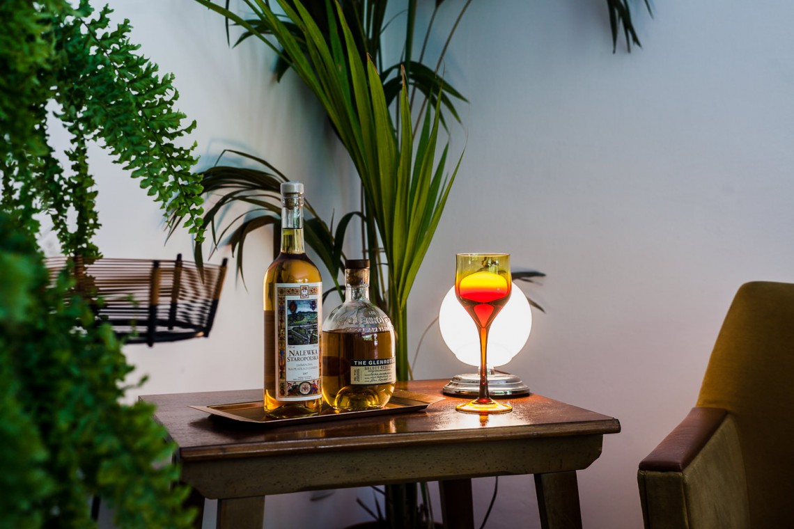 Kieliszki, proj. Zbigniew Horbowy lata 60., Kwietnik żyłkowy z lat 60., Stolik kawowy z lat 60.fot. mat. prasowe Showroom vintage i cocktail bar w sercu Saskiej Kępy. To miejsce zachwyca!