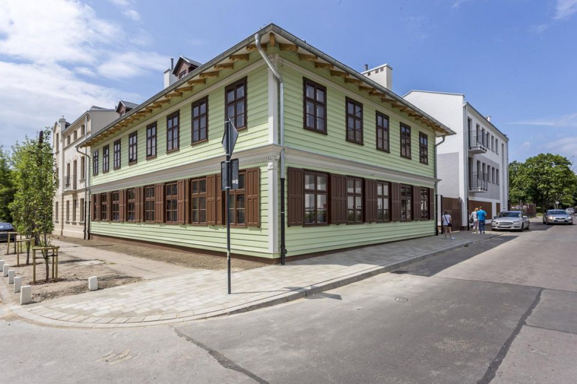 Drewniany dom na rogu ulic Łowickiej i Przędzalnianej , fot. z arch. UMŁ Kiedyś ruiny, dziś pięknie odrestaurowane zabytki. Tak zmienia się Księży Młyn