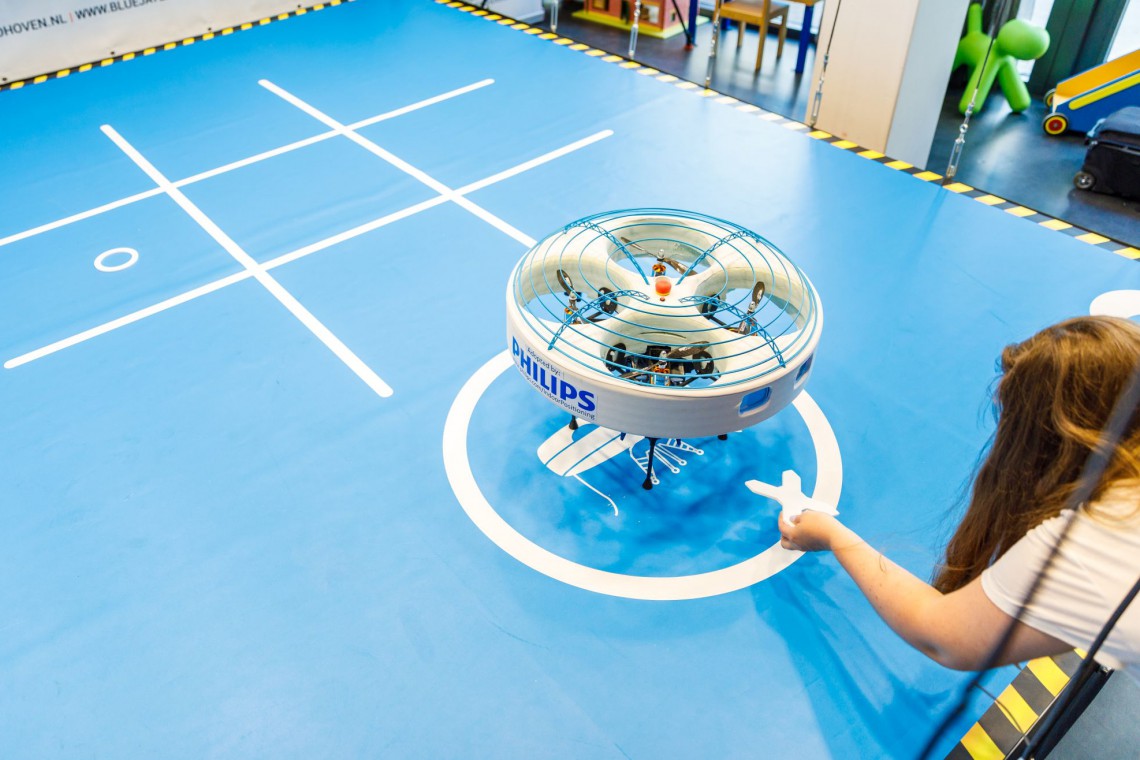 fot. Philips Lighting Zagrasz w kółko i krzyżyk z... dronem?