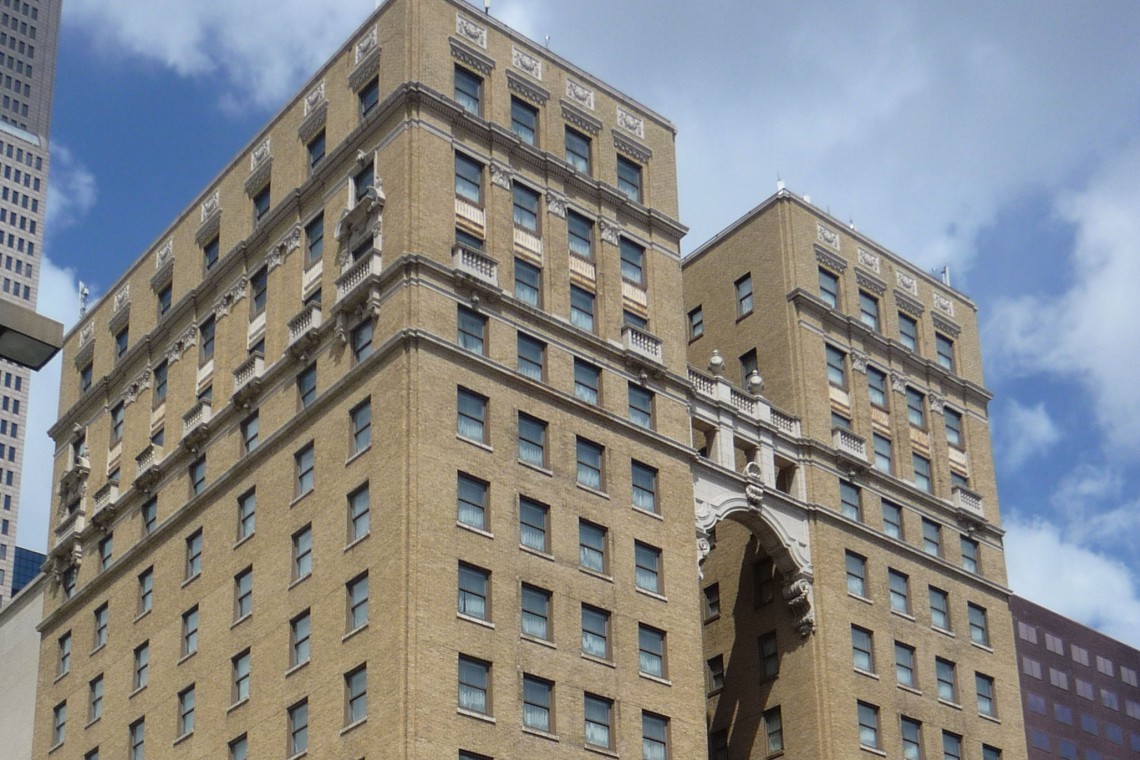 Hotel Indigo Dallas (fot. wikimedia.org, lic.: CC BY-SA 3.0) Wielkie dzieło Conrada Hiltona ma już 92 lata