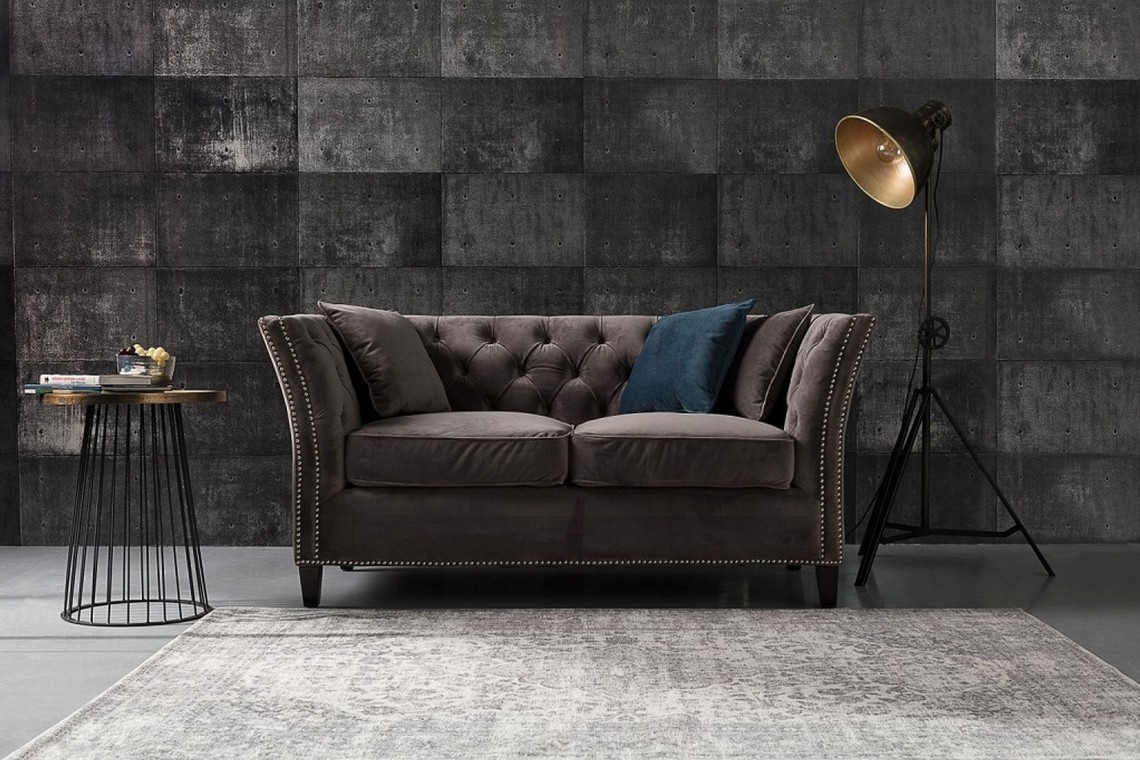 Sofa Chesterfield Modern velvet dark grey fot. mat. prasowe Dekoria.pl Kultowe meble Chesterfield. Poznaj 5 ciekawostek na ich temat