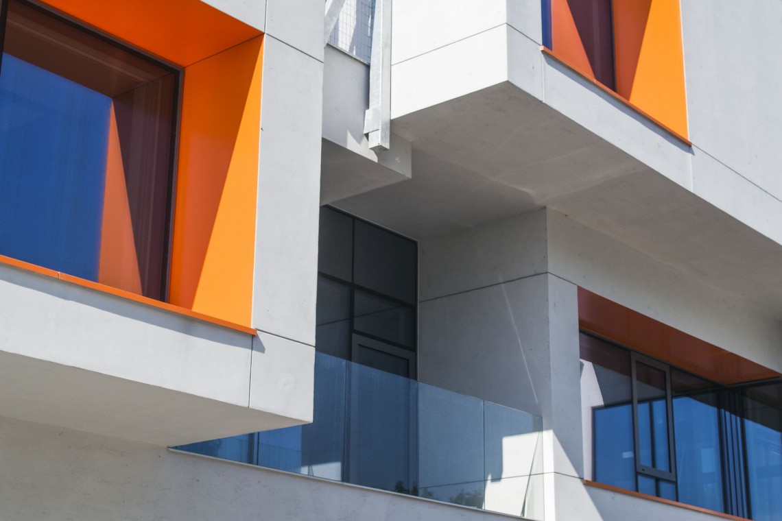 Efekt betonu drobnoziarnistego – Biurowiec Consultronix w Balicach Fot. Baumit Kreatywna elewacja. W roli głównej: tynk modelowany