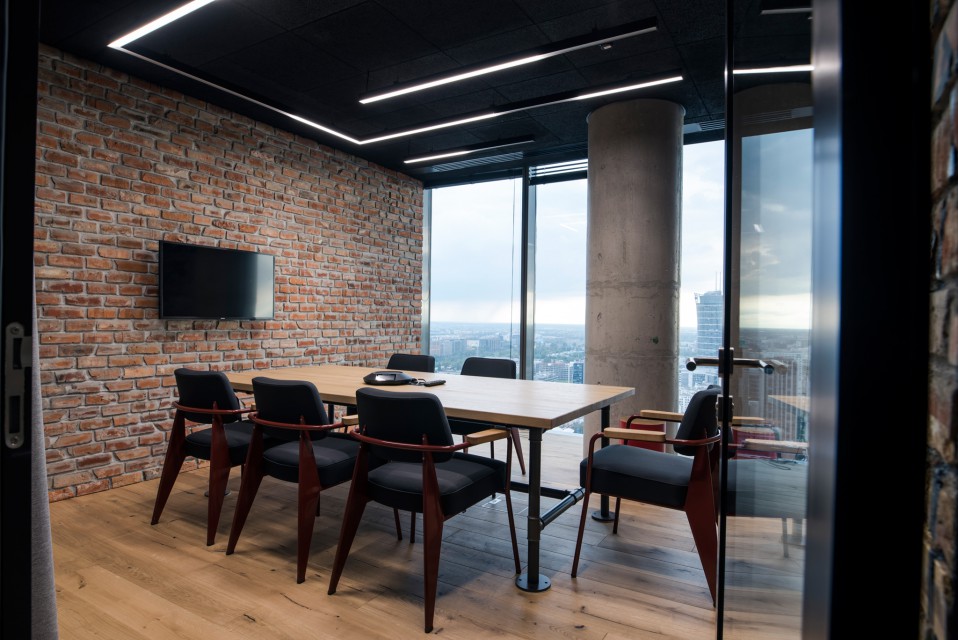 Tak pracuje się w EPP i Echo Investments fot. mat. prasowe Nowe biuro Echo Investment i EPP w Q22 zachwyca. Postawiono na najlepszy polski design