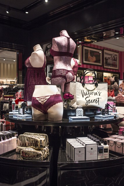 Victoria’s Secret z flagowym konceptem w Warszawie fot. mat. prasowe Tak wygląda flagowy salon Victoria’s Secret. Jest wyrafinowany i glamour