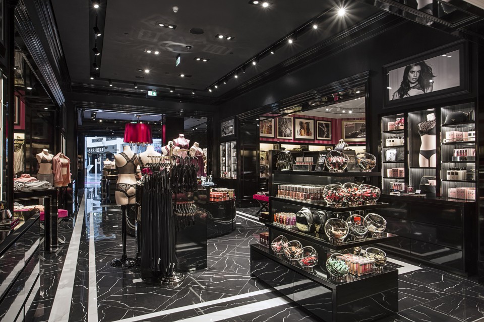 Victoria’s Secret z flagowym konceptem w Warszawie fot. mat. prasowe Tak wygląda flagowy salon Victoria’s Secret. Jest wyrafinowany i glamour