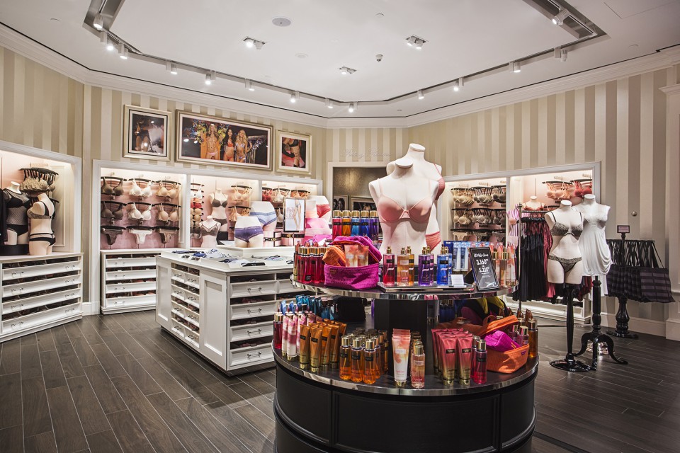 Victoria’s Secret z flagowym konceptem w Warszawie fot. mat. prasowe Tak wygląda flagowy salon Victoria’s Secret. Jest wyrafinowany i glamour
