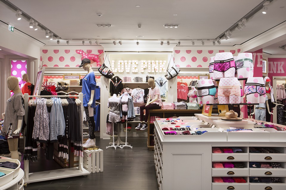 Victoria’s Secret z flagowym konceptem w Warszawie fot. mat. prasowe Tak wygląda flagowy salon Victoria’s Secret. Jest wyrafinowany i glamour