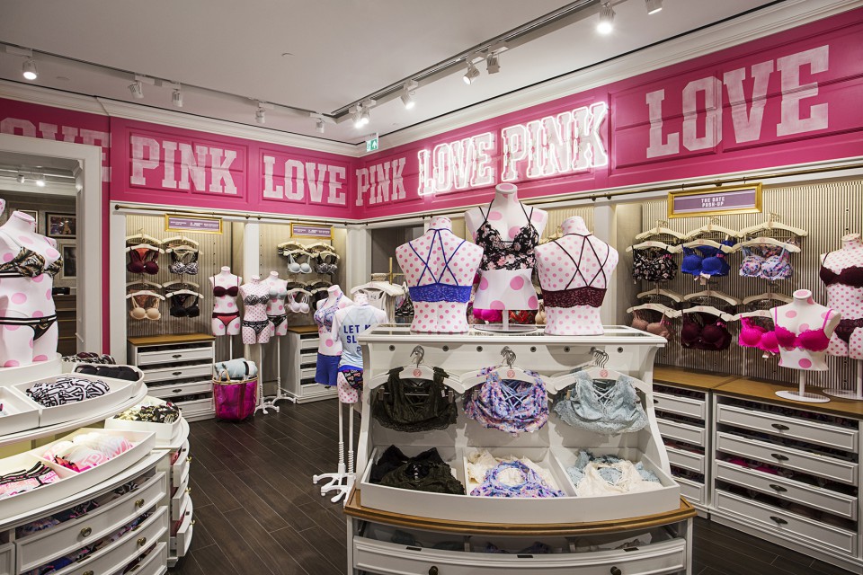 Victoria’s Secret z flagowym konceptem w Warszawie fot. mat. prasowe Tak wygląda flagowy salon Victoria’s Secret. Jest wyrafinowany i glamour