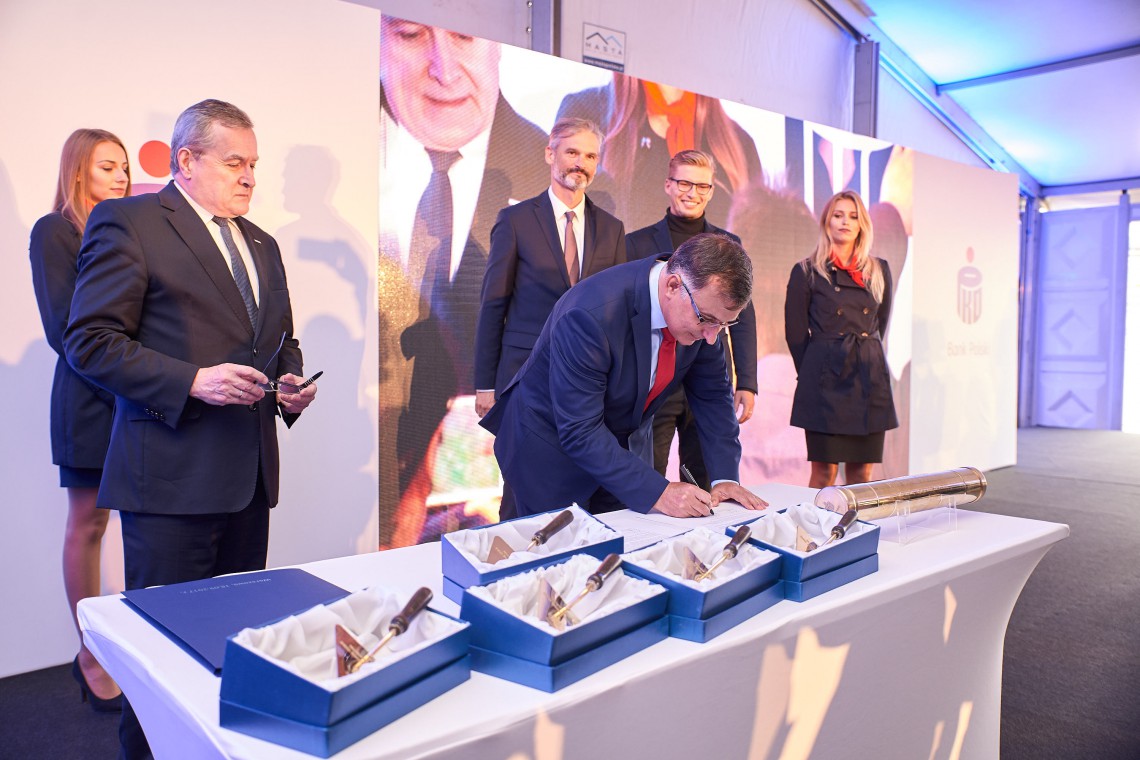 Kamień węgielny pod Nową Rotundę wmurowany fot. PKO BP Nowa Rotunda z kamieniem węgielnym. W przyszłym roku otwarcie!