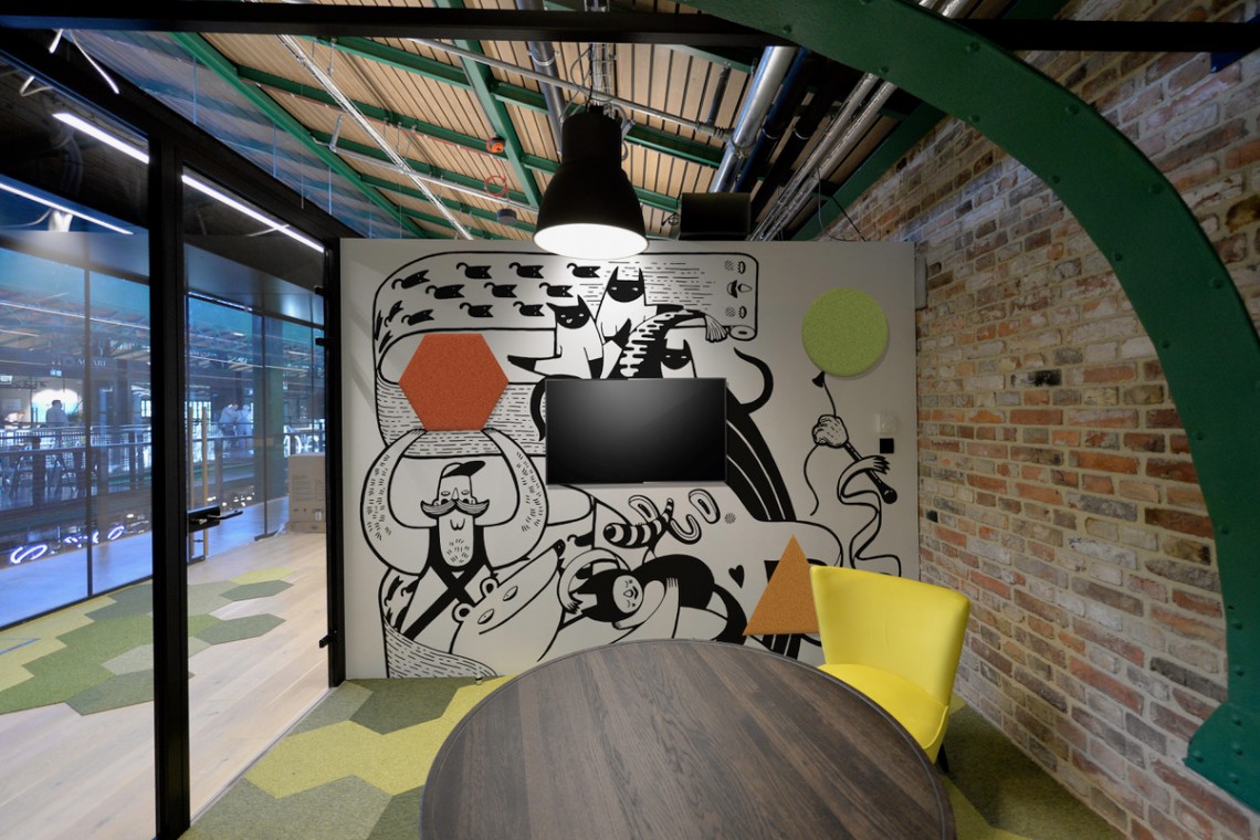 Showroom Pixers w Hali Koszyki fot. mat. prasowe Idealna personalizacja przestrzeni? To możliwe w showroomie Pixers
