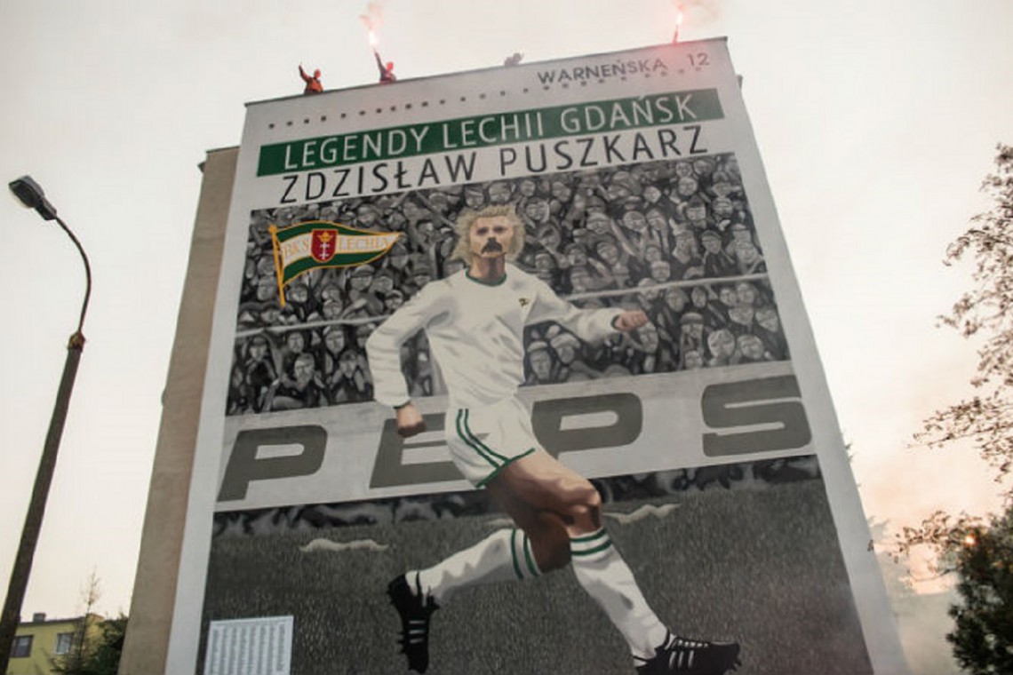 fot. Dominik Paszliński/www.gdansk.pl Mural na cześć legendy futbolu