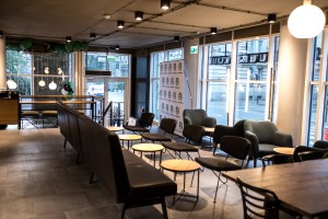 Najnowsza kawiarnia Starbucks w Warszawie. Zaglądamy do środka
