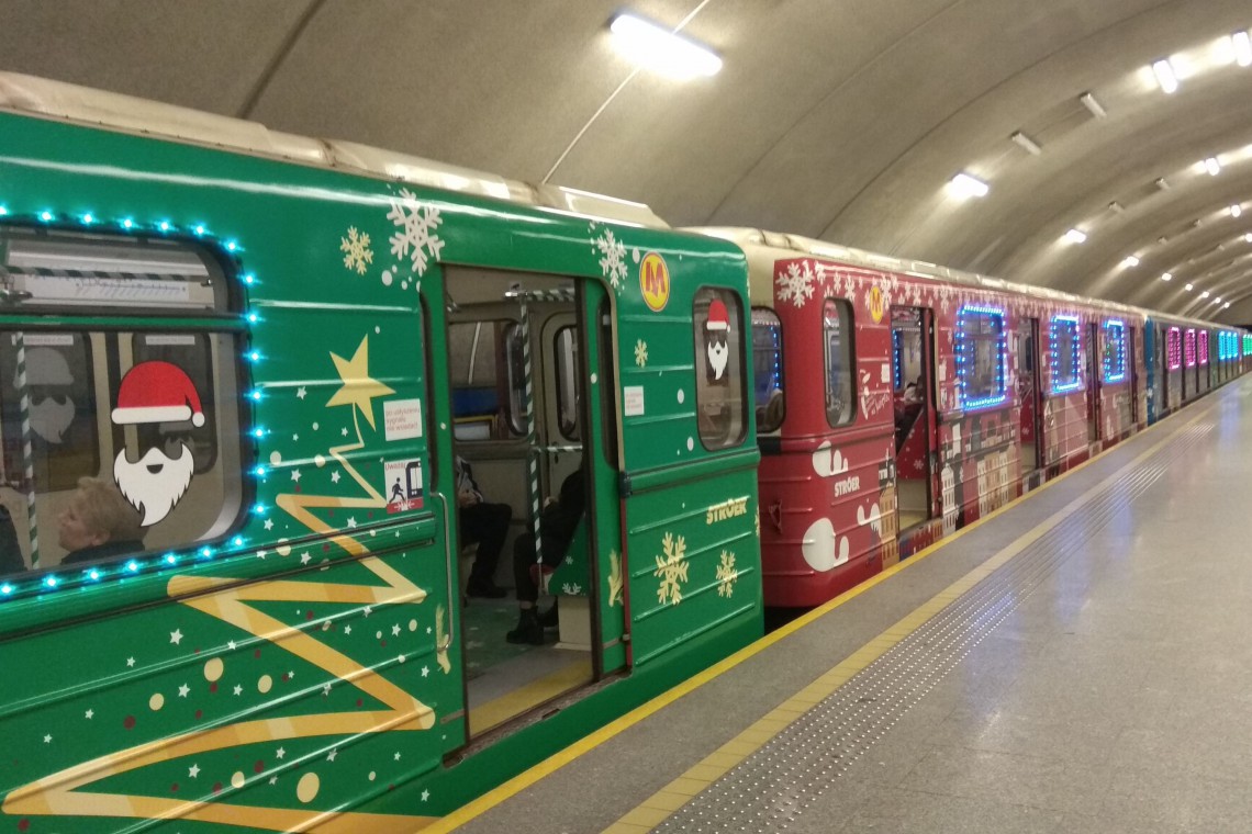 Warszawskie metro w świątecznej odsłonie