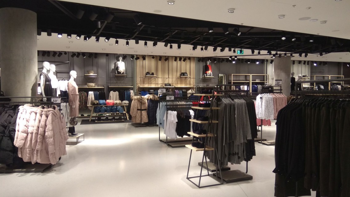 Open to public. Salon marki Reserved w Złotych Tarasach fot. PTWP / AL TOP: Tu design ma znaczenie. Najciekawsze nowo otwarte salony sprzedaży