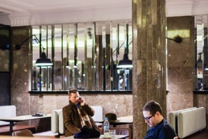 Kultowe Kino Muranów zalśniło dawnym blaskiem. MFRMGR Architekci stworzyli przestrzeń pełną iluzji