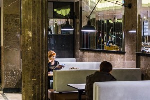 Kultowe Kino Muranów zalśniło dawnym blaskiem. MFRMGR Architekci stworzyli przestrzeń pełną iluzji