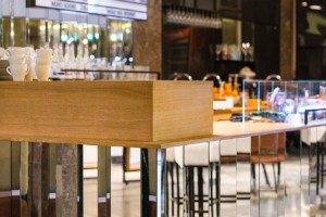 Kultowe Kino Muranów zalśniło dawnym blaskiem. MFRMGR Architekci stworzyli przestrzeń pełną iluzji