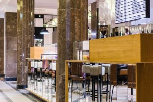 Kultowe Kino Muranów zalśniło dawnym blaskiem. MFRMGR Architekci stworzyli przestrzeń pełną iluzji