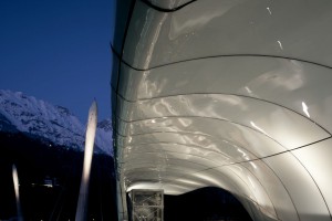 Kosmiczna kolejka liniowa świętuje urodziny. Projekt Zaha Hadid Architects wciąż zachwyca!