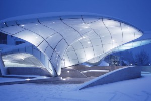 Kosmiczna kolejka liniowa świętuje urodziny. Projekt Zaha Hadid Architects wciąż zachwyca!