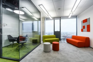 Nowa jakość biura. Nowoczesny design, dobra akustyka i… moc koloru