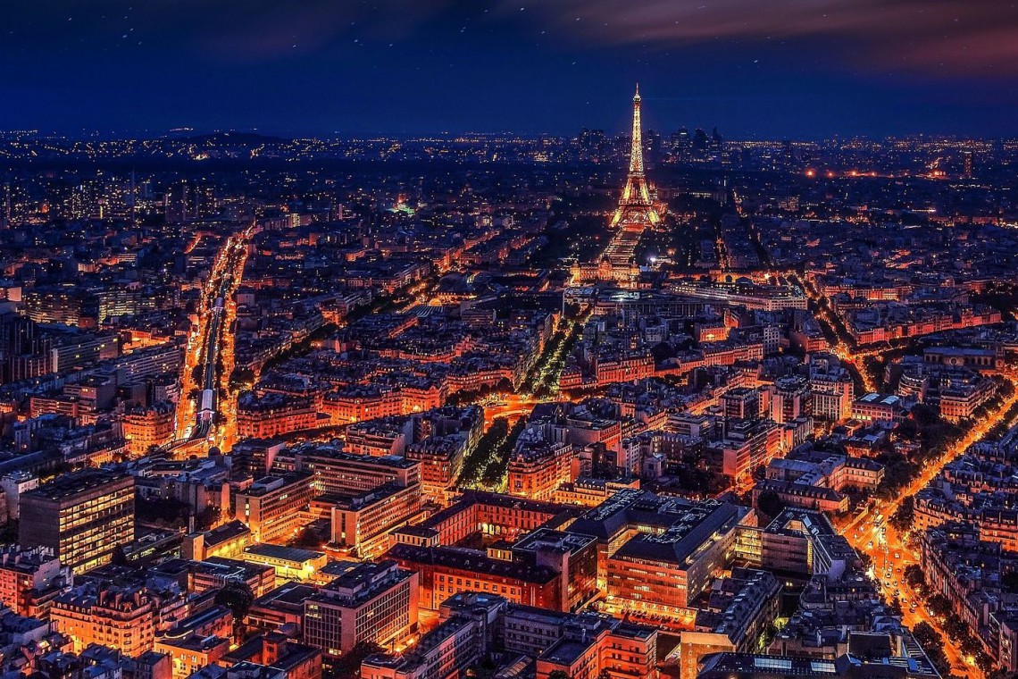 Szykowne iluminacje świąteczne rozświetlają Paryż