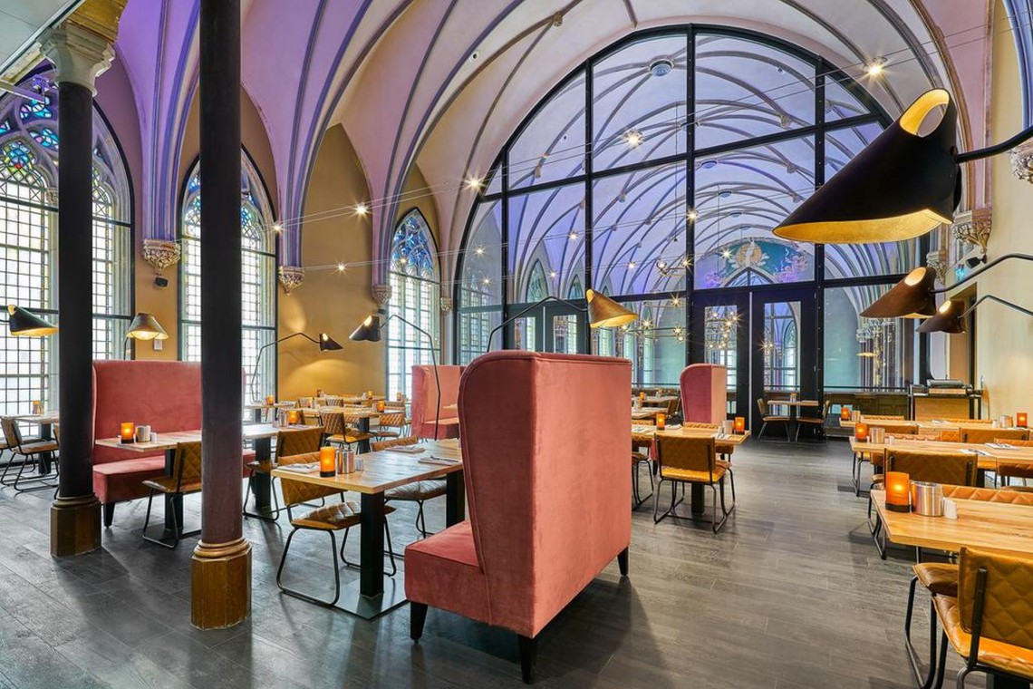 Hotel Nassau Breda położony przy jednej z najstarszych ulic w mieście. Można tu wspiąć się na wieżę Wielkiego Kościoła, spacerować po obrysie zamku, zrelaksować się w brukowanej kawiarni. Pięć gwiazdek i wszystkie z charakterem. Poznaj Autograph Collection Hotels