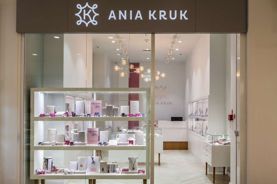 Lekki, kobiecy i elegancki. Najnowszy butik Ania Kruk fot. mat. prasowe TOP: Tu design ma znaczenie. Najciekawsze nowo otwarte salony sprzedaży