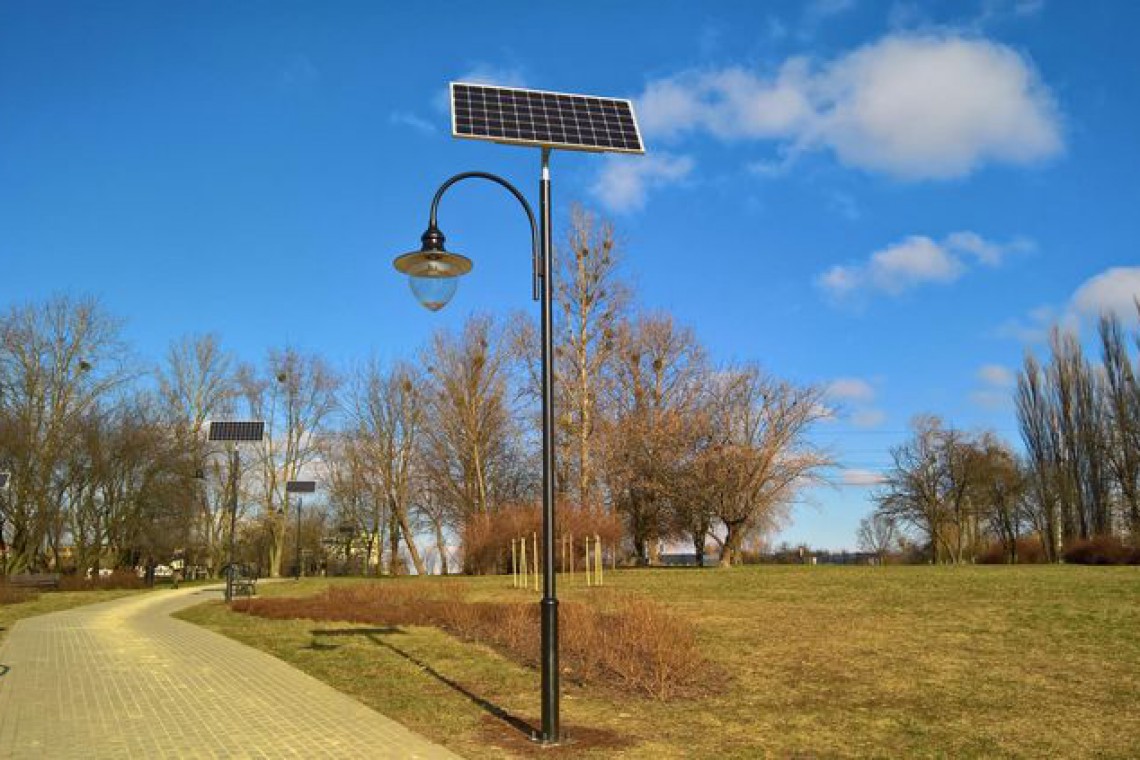 Nowe solarne lampy ledowe na skwerze przy ul. Drewnowskiej , fot. Wojciech Markiewicz / UMŁ Jaśniej, taniej, bardziej ekologicznie. To miasto zmienia swoje ulice