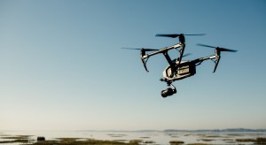 W Katowicach dezynfekują ławki... dronem