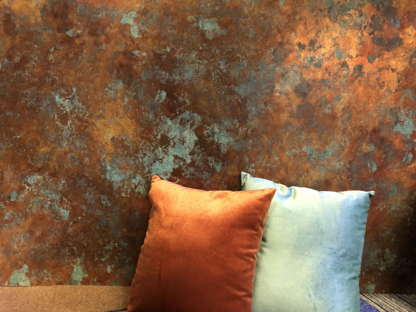 Inspiracja Muraspec - nadruk Wallmotion rdza fot. mat. prasowe Winylowe tapety niczym te tekstylne, miedziane nadruki i filc wełniany. Muraspec zaskoczył