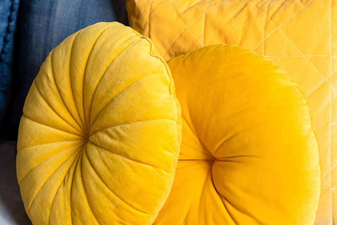 Mustard&Indigo fot. mat. prasowe Homla Energetyczny miraż kolorów, czyli indygo z musztardowym
