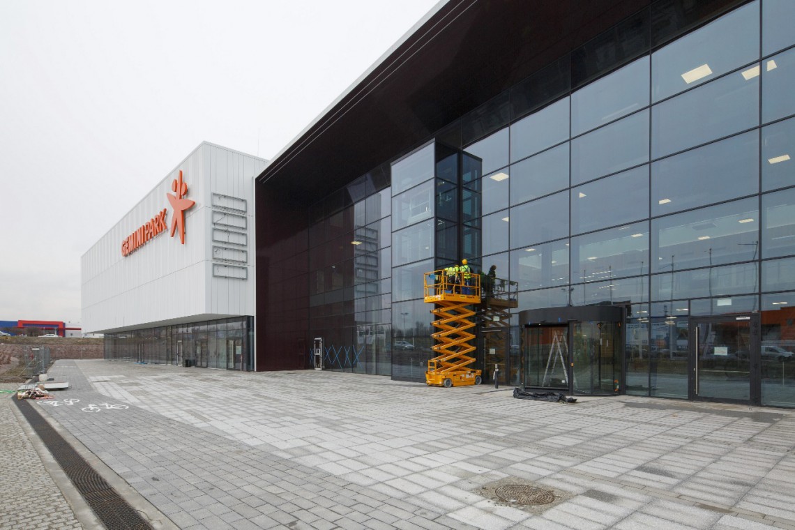 Gemini Park Tychy na 16 dni przed otwarciem, fot. Gemini Park Tychy Budowa Gemini Park Tychy na finiszu. Dziecko Vide Studio z wiosną pod rękę