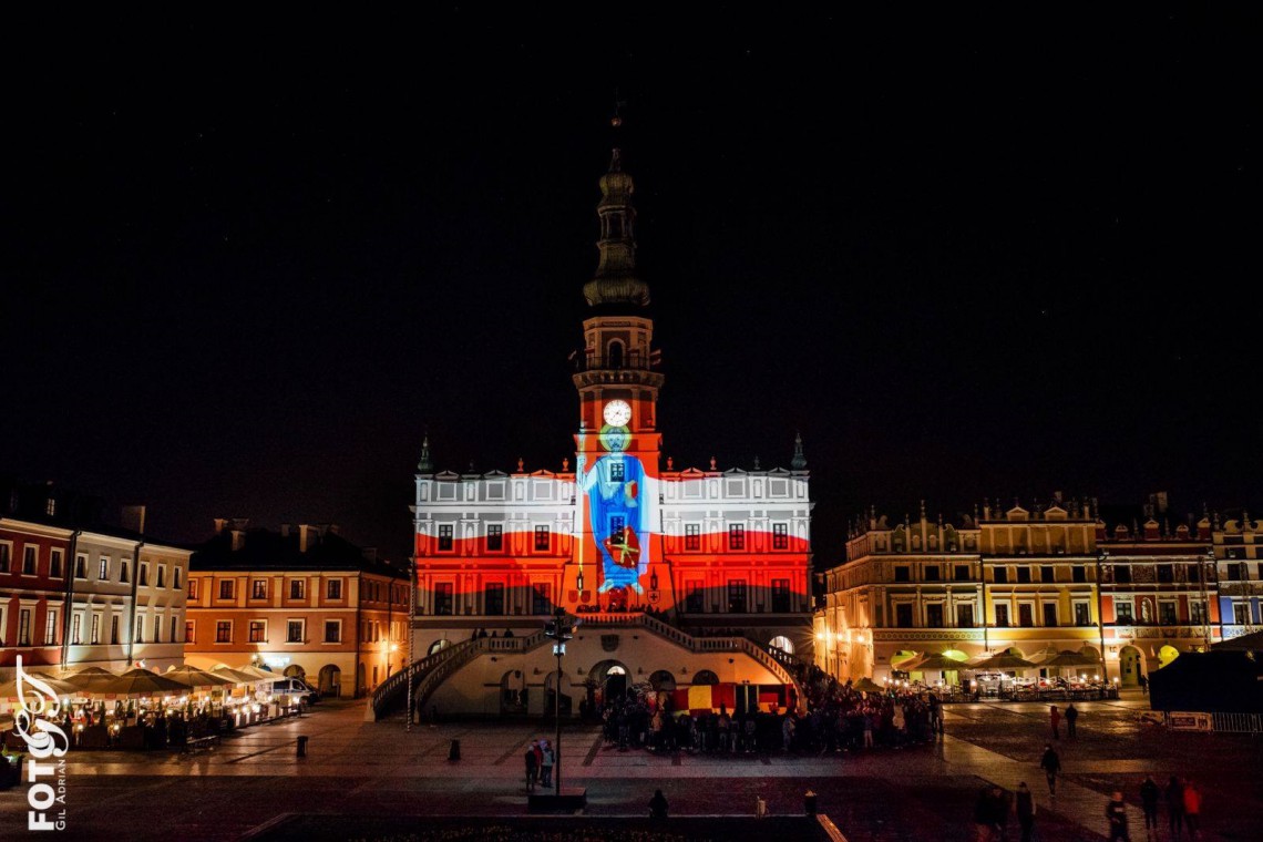 Zamość - projekcja świetlna na elewacji ratusza fot. UM Zamość Świetlny pomysł na sto lat Niepodległej