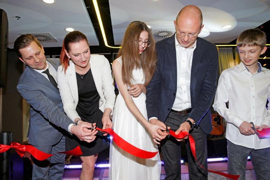 Michał Rogala, Katarzyna Zarzycka, Oleg Vyshniakov przecięcie wstęgi fot. mat. prasowe Zobacz, jak wyglądało wielkie otwarcie hotelu ibis Styles Warszawa City
