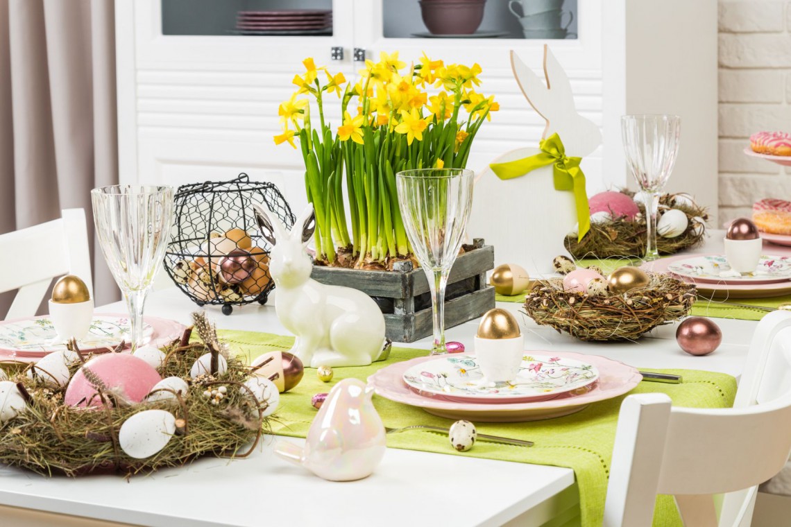 Wielkanocne aranżacje stołu. Graj w zielone i … różowe!