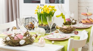 Wielkanocne aranżacje stołu. Graj w zielone i … różowe!