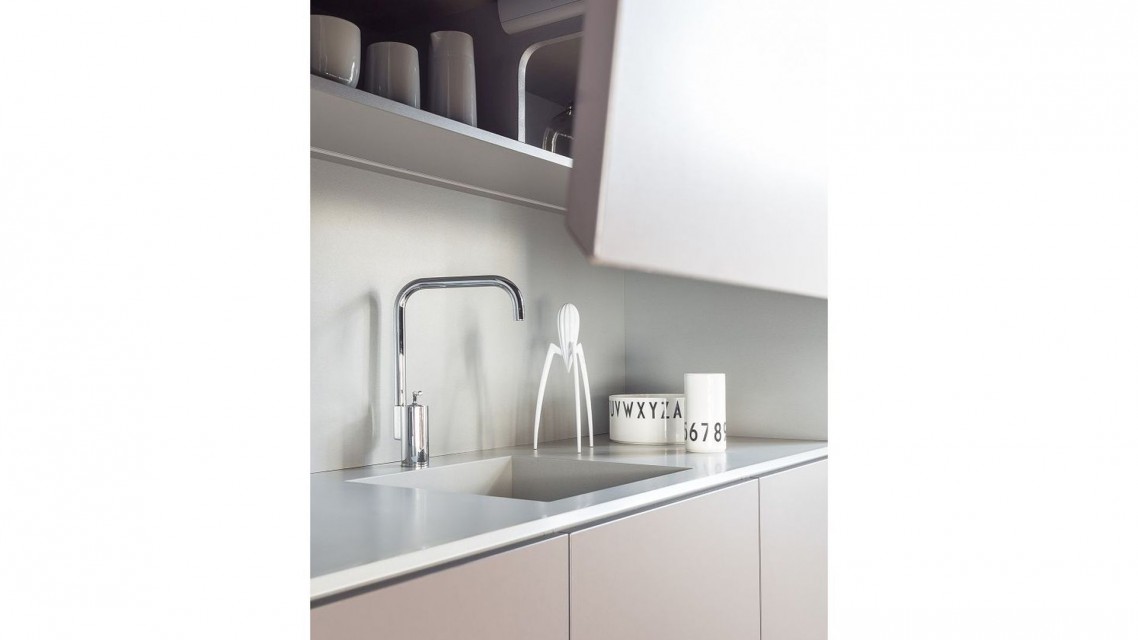 Dzięki inwencji projektantek i zaufaniu inwestora powstał lokal uszyty na miarę. Projekt: Kasia Orwat Design. Zdjęcia: Weronika Trojanowska Photografer Niezwykły projekt połączył biuro i mieszkanie w jedno