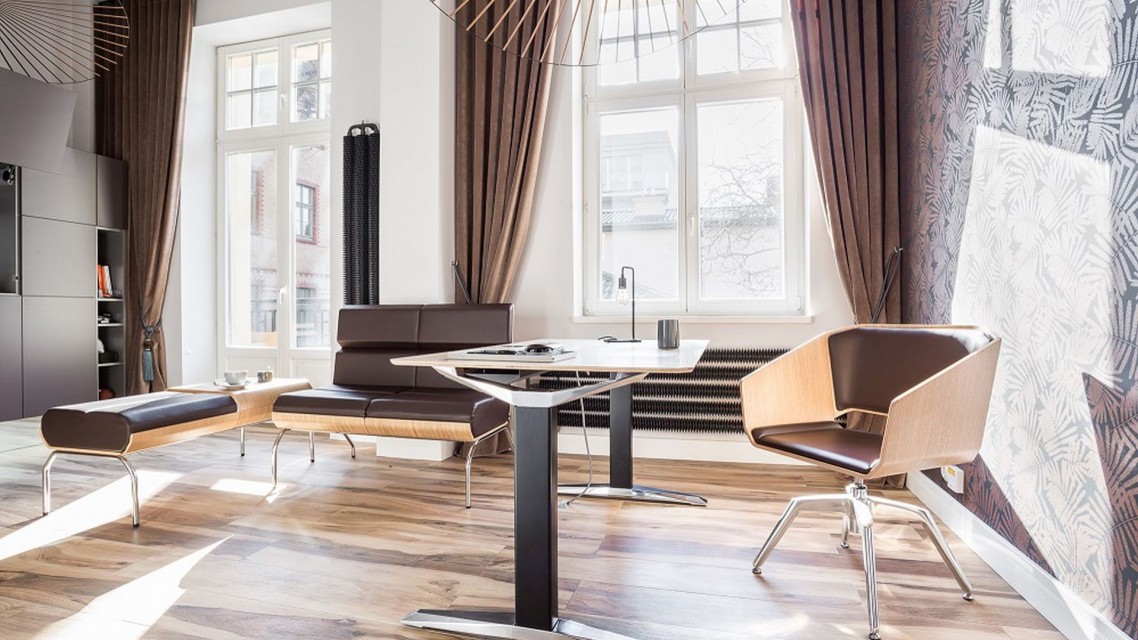 Dzięki inwencji projektantek i zaufaniu inwestora powstał lokal uszyty na miarę. Projekt: Kasia Orwat Design. Zdjęcia: Weronika Trojanowska Photografer Niezwykły projekt połączył biuro i mieszkanie w jedno