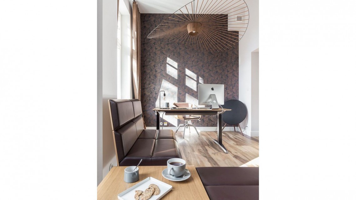 Dzięki inwencji projektantek i zaufaniu inwestora powstał lokal uszyty na miarę. Projekt: Kasia Orwat Design. Zdjęcia: Weronika Trojanowska Photografer Niezwykły projekt połączył biuro i mieszkanie w jedno