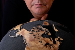 Globus niczym małe dzieło sztuki. To projekt Bruno Helgena
